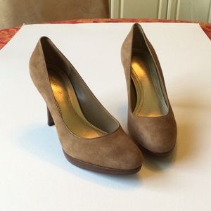 Ann Taylor Suede heels size 7 1/2 EUC